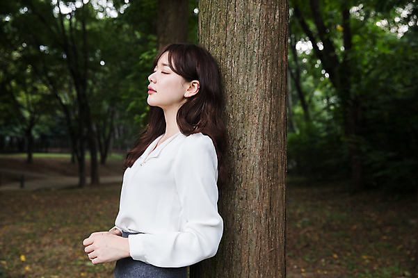 포토 JPG 주간 나무 우먼라이프 공원 여자 한명 서기 상반신 성인 야외 옆모습 30대 눈감음 기댐 한국인 비즈니스우먼 싱글라이프 성인여자한명만 국내포토 자연요소 식물 1 라이프스타일 공공시설 뷰포인트 비즈니스 모션 사람 동양인 장년 직장인 여자한명만 성인여자만 파일형식