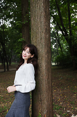 포토 JPG 주간 나무 우먼라이프 공원 여자 한명 서기 미소 상반신 성인 야외 옆모습 30대 기댐 한국인 비즈니스우먼 싱글라이프 성인여자한명만 국내포토 자연요소 식물 1 라이프스타일 공공시설 뷰포인트 비즈니스 모션 표정 사람 동양인 장년 직장인 여자한명만 성인여자만 파일형식