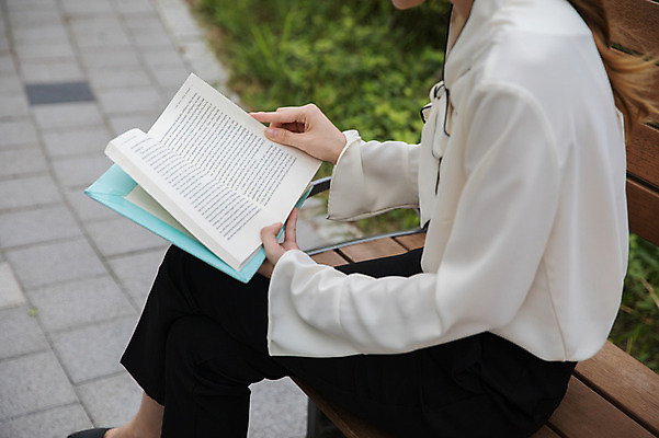 포토 JPG 주간 우먼라이프 공원 여자 벤치 한명 앉기 상반신 20대 성인 야외 옆모습 책 독서 한국인 비즈니스우먼 싱글라이프 성인여자한명만 국내포토 자연요소 1 라이프스타일 공공시설 뷰포인트 의자 비즈니스 모션 사람 동양인 청년 직장인 여자한명만 성인여자만 파일형식
