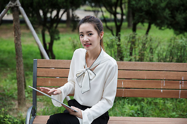 포토 JPG 주간 우먼라이프 공원 여자 벤치 한명 들기 앉기 상반신 20대 성인 야외 앞모습 태블릿 한국인 비즈니스우먼 싱글라이프 성인여자한명만 국내포토 자연요소 1 라이프스타일 공공시설 뷰포인트 의자 비즈니스 모션 사람 동양인 청년 전자제품 스마트기기 직장인 여자한명만 성인여자만 파일형식