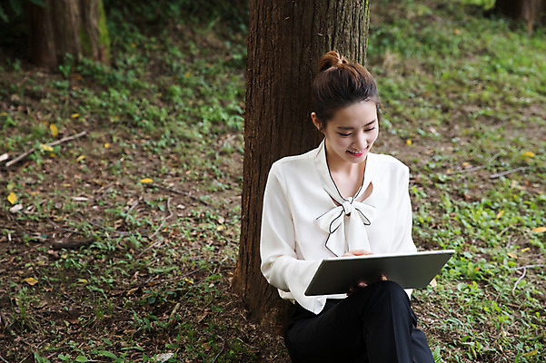 포토 JPG 주간 나무 우먼라이프 응시 공원 여자 한명 미소 들기 앉기 상반신 20대 성인 야외 앞모습 태블릿 기댐 한국인 비즈니스우먼 싱글라이프 성인여자한명만 국내포토 자연요소 식물 1 라이프스타일 시선 공공시설 뷰포인트 비즈니스 모션 표정 사람 동양인 청년 전자제품 스마트기기 직장인 여자한명만 성인여자만 파일형식