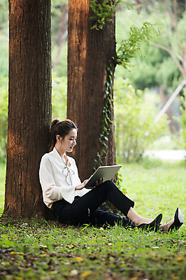 포토 JPG 주간 전신 나무 우먼라이프 응시 공원 여자 한명 미소 들기 앉기 20대 성인 야외 옆모습 태블릿 기댐 한국인 비즈니스우먼 싱글라이프 성인여자한명만 국내포토 자연요소 식물 1 라이프스타일 시선 공공시설 뷰포인트 비즈니스 모션 표정 사람 동양인 청년 전자제품 스마트기기 직장인 여자한명만 성인여자만 파일형식