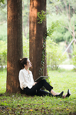 포토 JPG 주간 전신 나무 우먼라이프 응시 공원 여자 한명 미소 들기 앉기 20대 성인 야외 옆모습 태블릿 기댐 한국인 올려보기 비즈니스우먼 싱글라이프 성인여자한명만 국내포토 자연요소 식물 1 라이프스타일 시선 공공시설 뷰포인트 비즈니스 모션 표정 사람 동양인 청년 전자제품 스마트기기 직장인 여자한명만 성인여자만 파일형식