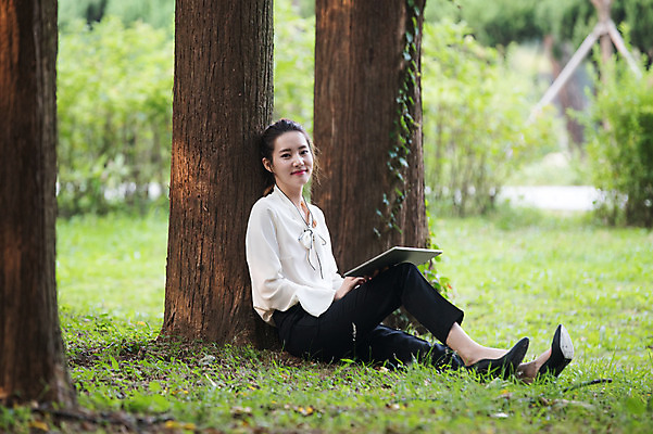 포토 JPG 주간 전신 나무 우먼라이프 공원 여자 한명 미소 들기 앉기 20대 성인 야외 옆모습 태블릿 기댐 한국인 비즈니스우먼 싱글라이프 성인여자한명만 국내포토 자연요소 식물 1 라이프스타일 공공시설 뷰포인트 비즈니스 모션 표정 사람 동양인 청년 전자제품 스마트기기 직장인 여자한명만 성인여자만 파일형식