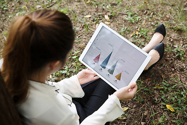 포토 JPG 주간 전신 우먼라이프 공원 여자 그래프 한명 들기 앉기 20대 성인 야외 뒷모습 태블릿 기댐 한국인 비즈니스우먼 싱글라이프 성인여자한명만 국내포토 자연요소 1 라이프스타일 공공시설 뷰포인트 비즈니스 모션 사람 동양인 청년 전자제품 스마트기기 직장인 여자한명만 성인여자만 파일형식