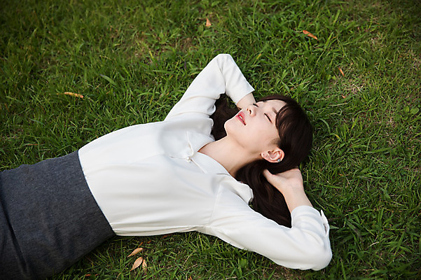 포토 JPG 주간 우먼라이프 공원 여자 휴식 한명 잔디 상반신 성인 야외 앞모습 30대 눕기 눈감음 한국인 비즈니스우먼 싱글라이프 성인여자한명만 국내포토 자연요소 식물 1 라이프스타일 공공시설 뷰포인트 컨셉 비즈니스 모션 사람 동양인 장년 직장인 여자한명만 성인여자만 파일형식