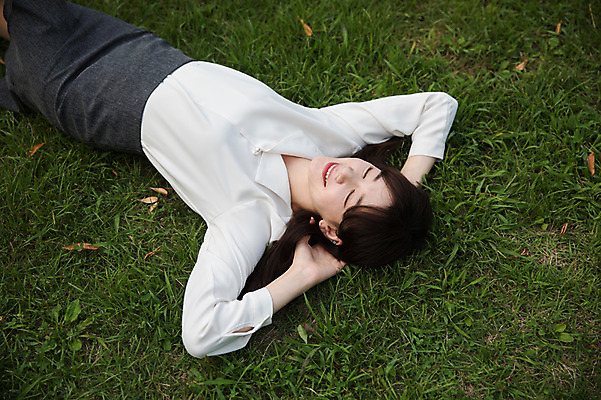 포토 JPG 주간 우먼라이프 공원 여자 휴식 한명 미소 잔디 상반신 성인 야외 앞모습 30대 눕기 눈감음 한국인 비즈니스우먼 싱글라이프 성인여자한명만 국내포토 자연요소 식물 1 라이프스타일 공공시설 뷰포인트 컨셉 비즈니스 모션 표정 사람 동양인 장년 직장인 여자한명만 성인여자만 파일형식