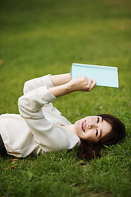 포토 JPG 주간 우먼라이프 공원 여자 휴식 한명 미소 들기 잔디 상반신 성인 야외 옆모습 책 30대 눕기 한국인 비즈니스우먼 싱글라이프 성인여자한명만 국내포토 자연요소 식물 1 라이프스타일 공공시설 뷰포인트 컨셉 비즈니스 모션 표정 사람 동양인 장년 직장인 여자한명만 성인여자만 파일형식