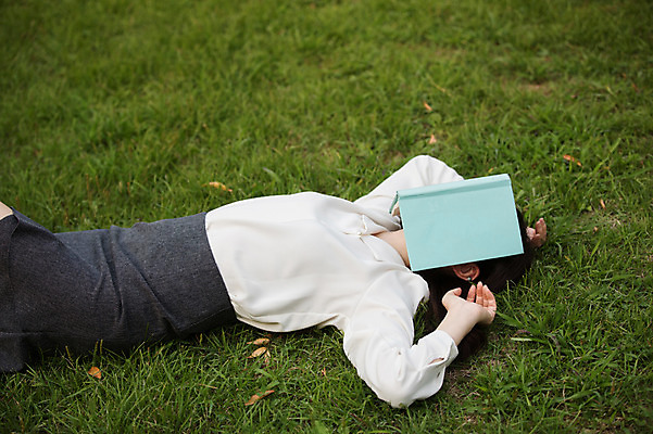 포토 JPG 주간 우먼라이프 공원 여자 휴식 한명 잔디 상반신 성인 야외 앞모습 책 30대 눕기 한국인 비즈니스우먼 덮기 얼굴가리기 싱글라이프 성인여자한명만 국내포토 자연요소 식물 1 라이프스타일 공공시설 뷰포인트 컨셉 비즈니스 모션 사람 동양인 장년 가림 직장인 여자한명만 성인여자만 파일형식