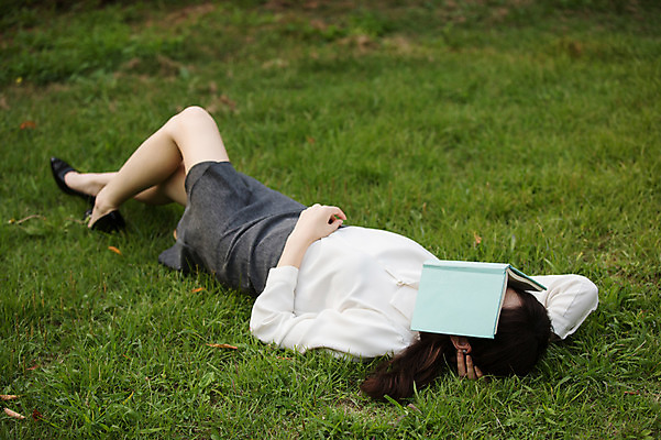 포토 JPG 주간 전신 우먼라이프 공원 여자 휴식 한명 잔디 성인 야외 옆모습 책 30대 눕기 한국인 비즈니스우먼 덮기 얼굴가리기 싱글라이프 성인여자한명만 국내포토 자연요소 식물 1 라이프스타일 공공시설 뷰포인트 컨셉 비즈니스 모션 사람 동양인 장년 가림 직장인 여자한명만 성인여자만 파일형식