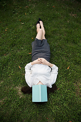 포토 JPG 주간 전신 우먼라이프 공원 여자 휴식 한명 잔디 성인 야외 앞모습 책 30대 눕기 한국인 비즈니스우먼 덮기 얼굴가리기 싱글라이프 성인여자한명만 국내포토 자연요소 식물 1 라이프스타일 공공시설 뷰포인트 컨셉 비즈니스 모션 사람 동양인 장년 가림 직장인 여자한명만 성인여자만 파일형식