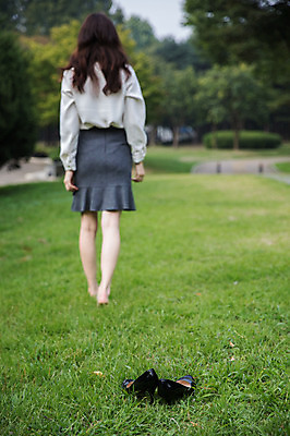 포토 JPG 주간 전신 우먼라이프 공원 여자 구두 맨발 한명 잔디 성인 야외 뒷모습 아웃포커스 30대 걷기 한국인 비즈니스우먼 싱글라이프 성인여자한명만 어싱 국내포토 자연요소 식물 1 라이프스타일 공공시설 뷰포인트 신발 비즈니스 모션 발 촬영기법 사람 동양인 장년 직장인 여자한명만 성인여자만 파일형식