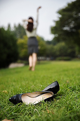 포토 JPG 주간 전신 우먼라이프 공원 여자 구두 맨발 한명 잔디 성인 야외 뒷모습 아웃포커스 30대 걷기 한국인 비즈니스우먼 싱글라이프 성인여자한명만 어싱 국내포토 자연요소 식물 1 라이프스타일 공공시설 뷰포인트 신발 비즈니스 모션 발 촬영기법 사람 동양인 장년 직장인 여자한명만 성인여자만 파일형식