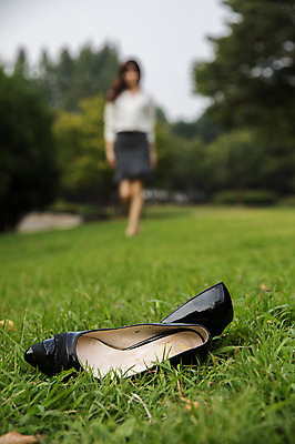 포토 JPG 주간 전신 우먼라이프 공원 여자 구두 맨발 한명 잔디 성인 야외 앞모습 아웃포커스 30대 걷기 한국인 비즈니스우먼 싱글라이프 성인여자한명만 어싱 국내포토 자연요소 식물 1 라이프스타일 공공시설 뷰포인트 신발 비즈니스 모션 발 촬영기법 사람 동양인 장년 직장인 여자한명만 성인여자만 파일형식