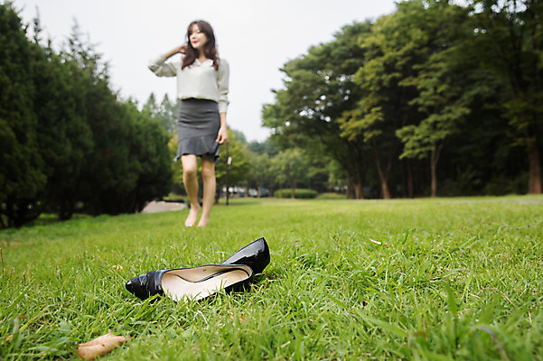 포토 JPG 주간 전신 우먼라이프 공원 여자 구두 맨발 한명 잔디 성인 야외 앞모습 아웃포커스 30대 걷기 한국인 비즈니스우먼 싱글라이프 성인여자한명만 어싱 국내포토 자연요소 식물 1 라이프스타일 공공시설 뷰포인트 신발 비즈니스 모션 발 촬영기법 사람 동양인 장년 직장인 여자한명만 성인여자만 파일형식