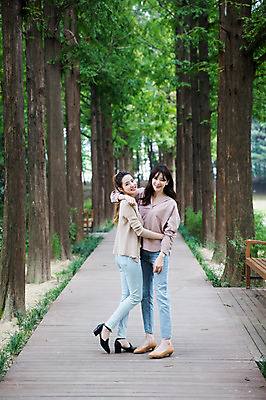 포토 JPG 주간 전신 나무 우먼라이프 공원 여자 포옹 서기 미소 20대 성인 야외 두명 옆모습 30대 친구 우정 원근감 한국인 싱글라이프 성인여자만 국내포토 자연요소 식물 라이프스타일 공공시설 뷰포인트 관계 안기 모션 표정 사람 동양인 청년 장년 여자만 성인만 파일형식