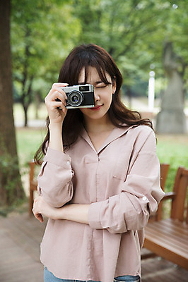 포토 JPG 주간 우먼라이프 공원 여자 한명 서기 들기 상반신 성인 야외 앞모습 30대 카메라 한국인 얼굴가리기 싱글라이프 성인여자한명만 국내포토 자연요소 1 라이프스타일 공공시설 뷰포인트 모션 사람 동양인 장년 전자제품 가림 여자한명만 성인여자만 파일형식