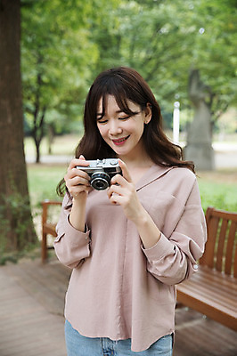 포토 JPG 주간 우먼라이프 공원 여자 한명 서기 미소 들기 상반신 성인 야외 앞모습 30대 카메라 한국인 싱글라이프 성인여자한명만 국내포토 자연요소 1 라이프스타일 공공시설 뷰포인트 모션 표정 사람 동양인 장년 전자제품 여자한명만 성인여자만 파일형식