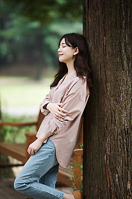 포토 JPG 주간 나무 우먼라이프 공원 여자 한명 서기 미소 상반신 성인 야외 옆모습 30대 눈감음 기댐 한국인 싱글라이프 성인여자한명만 국내포토 자연요소 식물 1 라이프스타일 공공시설 뷰포인트 모션 표정 사람 동양인 장년 여자한명만 성인여자만 파일형식