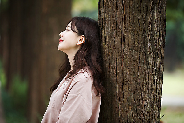 포토 JPG 주간 나무 우먼라이프 응시 공원 여자 한명 서기 미소 상반신 성인 야외 옆모습 30대 기댐 한국인 싱글라이프 성인여자한명만 국내포토 자연요소 식물 1 라이프스타일 시선 공공시설 뷰포인트 모션 표정 사람 동양인 장년 여자한명만 성인여자만 파일형식