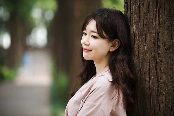 포토 JPG 주간 나무 우먼라이프 응시 공원 여자 한명 서기 미소 상반신 성인 야외 옆모습 30대 기댐 한국인 싱글라이프 성인여자한명만 국내포토 자연요소 식물 1 라이프스타일 시선 공공시설 뷰포인트 모션 표정 사람 동양인 장년 여자한명만 성인여자만 파일형식