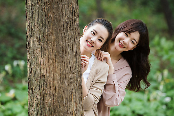 포토 JPG 주간 나무 우먼라이프 공원 여자 서기 미소 상반신 20대 성인 야외 두명 앞모습 30대 친구 우정 한국인 싱글라이프 성인여자만 국내포토 자연요소 식물 라이프스타일 공공시설 뷰포인트 관계 모션 표정 사람 동양인 청년 장년 여자만 성인만 파일형식