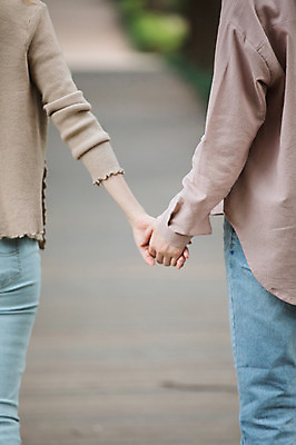 포토 JPG 주간 우먼라이프 공원 여자 서기 상반신 20대 성인 야외 두명 뒷모습 30대 친구 손잡기 우정 한국인 싱글라이프 성인여자만 국내포토 자연요소 라이프스타일 공공시설 뷰포인트 관계 모션 사람 동양인 청년 장년 여자만 성인만 파일형식