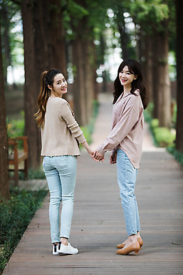 포토 JPG 주간 전신 나무 우먼라이프 공원 여자 서기 미소 20대 성인 야외 두명 옆모습 뒷모습 30대 친구 손잡기 우정 한국인 뒤돌아보기 싱글라이프 성인여자만 국내포토 자연요소 식물 라이프스타일 공공시설 뷰포인트 관계 모션 표정 사람 동양인 청년 장년 여자만 성인만 파일형식