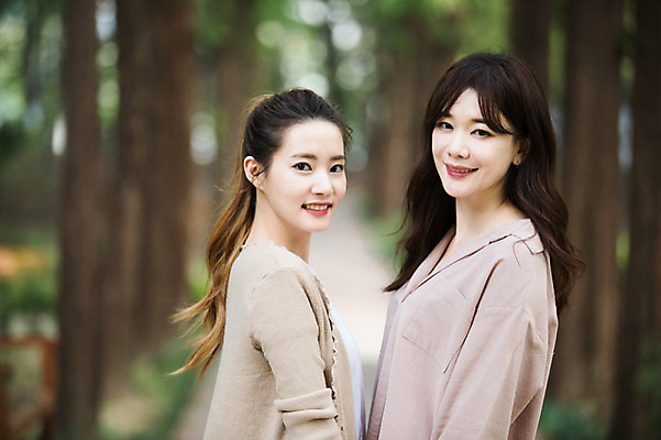 포토 JPG 주간 나무 우먼라이프 공원 여자 서기 미소 상반신 20대 성인 야외 두명 옆모습 30대 친구 우정 한국인 싱글라이프 성인여자만 국내포토 자연요소 식물 라이프스타일 공공시설 뷰포인트 관계 모션 표정 사람 동양인 청년 장년 여자만 성인만 파일형식