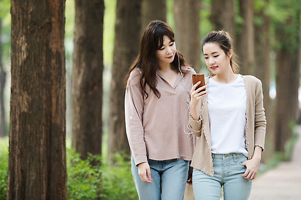 포토 JPG 주간 나무 우먼라이프 공원 여자 이어폰 미소 들기 상반신 20대 성인 야외 두명 앞모습 30대 친구 스마트폰 걷기 우정 음악감상 한국인 싱글라이프 성인여자만 국내포토 자연요소 식물 라이프스타일 공공시설 뷰포인트 음향기기 관계 모션 표정 사람 동양인 청년 장년 핸드폰 스마트기기 감상 여자만 성인만 파일형식