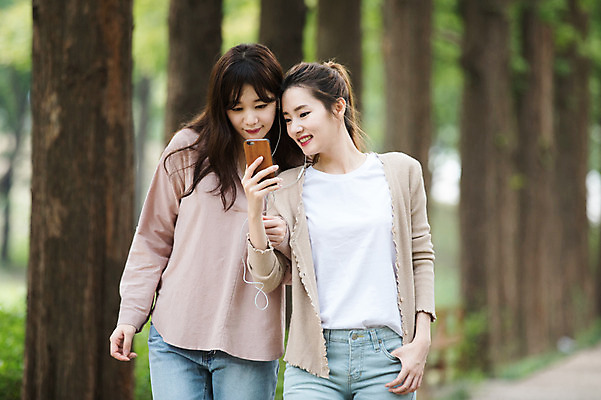 포토 JPG 주간 나무 우먼라이프 공원 여자 이어폰 미소 들기 상반신 20대 성인 야외 두명 앞모습 30대 친구 스마트폰 걷기 우정 음악감상 한국인 싱글라이프 성인여자만 국내포토 자연요소 식물 라이프스타일 공공시설 뷰포인트 음향기기 관계 모션 표정 사람 동양인 청년 장년 핸드폰 스마트기기 감상 여자만 성인만 파일형식