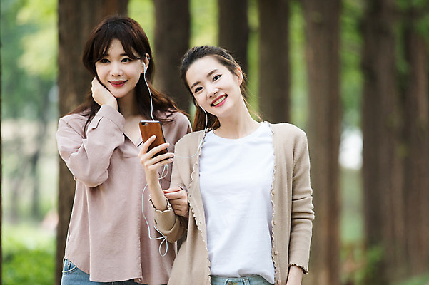 포토 JPG 주간 나무 우먼라이프 공원 여자 이어폰 미소 들기 상반신 20대 성인 야외 두명 앞모습 30대 친구 스마트폰 걷기 우정 음악감상 한국인 싱글라이프 성인여자만 국내포토 자연요소 식물 라이프스타일 공공시설 뷰포인트 음향기기 관계 모션 표정 사람 동양인 청년 장년 핸드폰 스마트기기 감상 여자만 성인만 파일형식