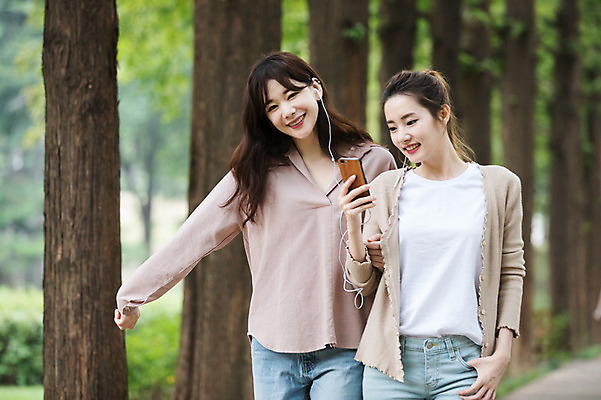 포토 JPG 주간 나무 우먼라이프 공원 여자 이어폰 미소 들기 상반신 20대 성인 야외 두명 앞모습 30대 친구 스마트폰 걷기 우정 음악감상 한국인 싱글라이프 성인여자만 국내포토 자연요소 식물 라이프스타일 공공시설 뷰포인트 음향기기 관계 모션 표정 사람 동양인 청년 장년 핸드폰 스마트기기 감상 여자만 성인만 파일형식