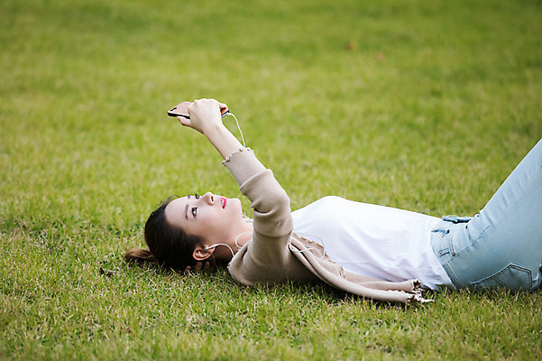포토 JPG 주간 우먼라이프 공원 여자 이어폰 휴식 한명 들기 잔디 상반신 20대 성인 야외 옆모습 스마트폰 눕기 음악감상 한국인 싱글라이프 성인여자한명만 국내포토 자연요소 식물 1 라이프스타일 공공시설 뷰포인트 음향기기 컨셉 모션 사람 동양인 청년 핸드폰 스마트기기 감상 여자한명만 성인여자만 파일형식