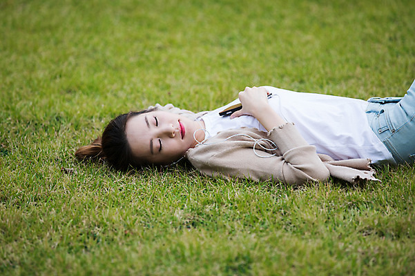 포토 JPG 주간 우먼라이프 공원 여자 이어폰 휴식 한명 잔디 상반신 20대 성인 야외 옆모습 스마트폰 눕기 눈감음 음악감상 한국인 싱글라이프 성인여자한명만 국내포토 자연요소 식물 1 라이프스타일 공공시설 뷰포인트 음향기기 컨셉 모션 사람 동양인 청년 핸드폰 스마트기기 감상 여자한명만 성인여자만 파일형식