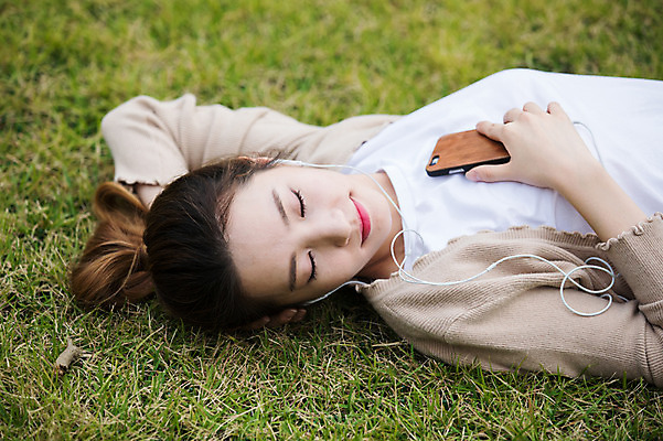 포토 JPG 주간 우먼라이프 공원 여자 이어폰 휴식 한명 잔디 상반신 20대 성인 야외 옆모습 스마트폰 눕기 눈감음 한국인 싱글라이프 성인여자한명만 국내포토 자연요소 식물 1 라이프스타일 공공시설 뷰포인트 음향기기 컨셉 모션 사람 동양인 청년 핸드폰 스마트기기 여자한명만 성인여자만 파일형식