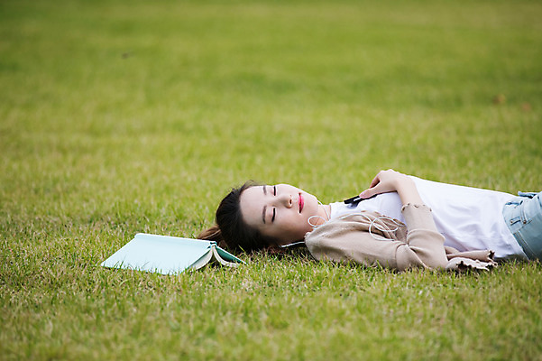 포토 JPG 주간 우먼라이프 공원 여자 휴식 한명 잔디 상반신 20대 성인 야외 옆모습 책 눕기 눈감음 음악감상 한국인 싱글라이프 성인여자한명만 국내포토 자연요소 식물 1 라이프스타일 공공시설 뷰포인트 컨셉 모션 사람 동양인 청년 감상 여자한명만 성인여자만 파일형식