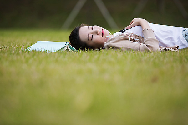 포토 JPG 주간 우먼라이프 공원 여자 휴식 한명 잔디 상반신 20대 성인 야외 옆모습 책 스마트폰 눕기 눈감음 음악감상 한국인 싱글라이프 성인여자한명만 국내포토 자연요소 식물 1 라이프스타일 공공시설 뷰포인트 컨셉 모션 사람 동양인 청년 핸드폰 스마트기기 감상 여자한명만 성인여자만 파일형식