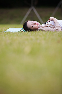 포토 JPG 주간 우먼라이프 공원 여자 휴식 한명 잔디 상반신 20대 성인 야외 옆모습 책 스마트폰 눕기 눈감음 음악감상 한국인 싱글라이프 성인여자한명만 국내포토 자연요소 식물 1 라이프스타일 공공시설 뷰포인트 컨셉 모션 사람 동양인 청년 핸드폰 스마트기기 감상 여자한명만 성인여자만 파일형식