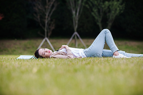 포토 JPG 주간 전신 우먼라이프 공원 여자 휴식 한명 잔디 20대 성인 야외 옆모습 책 스마트폰 눕기 눈감음 음악감상 한국인 싱글라이프 성인여자한명만 국내포토 자연요소 식물 1 라이프스타일 공공시설 뷰포인트 컨셉 모션 사람 동양인 청년 핸드폰 스마트기기 감상 여자한명만 성인여자만 파일형식