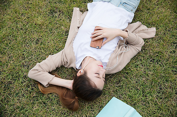 포토 JPG 주간 우먼라이프 공원 여자 이어폰 휴식 한명 잔디 상반신 20대 성인 야외 앞모습 책 스마트폰 눕기 눈감음 음악감상 한국인 싱글라이프 성인여자한명만 국내포토 자연요소 식물 1 라이프스타일 공공시설 뷰포인트 음향기기 컨셉 모션 사람 동양인 청년 핸드폰 스마트기기 감상 여자한명만 성인여자만 파일형식