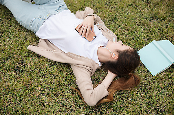 포토 JPG 주간 우먼라이프 공원 여자 이어폰 휴식 한명 잔디 상반신 20대 성인 야외 앞모습 책 스마트폰 눕기 눈감음 음악감상 한국인 싱글라이프 성인여자한명만 국내포토 자연요소 식물 1 라이프스타일 공공시설 뷰포인트 음향기기 컨셉 모션 사람 동양인 청년 핸드폰 스마트기기 감상 여자한명만 성인여자만 파일형식