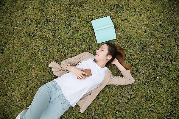 포토 JPG 주간 우먼라이프 공원 여자 이어폰 휴식 한명 잔디 상반신 20대 성인 야외 앞모습 책 스마트폰 눕기 눈감음 음악감상 한국인 싱글라이프 성인여자한명만 국내포토 자연요소 식물 1 라이프스타일 공공시설 뷰포인트 음향기기 컨셉 모션 사람 동양인 청년 핸드폰 스마트기기 감상 여자한명만 성인여자만 파일형식