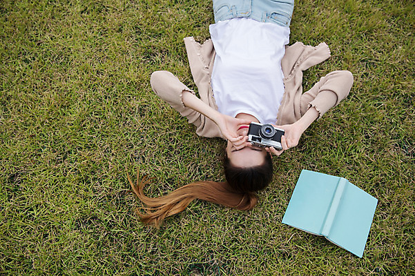 포토 JPG 주간 우먼라이프 공원 여자 휴식 한명 잔디 상반신 20대 성인 야외 앞모습 책 눕기 카메라 사진촬영 한국인 싱글라이프 성인여자한명만 국내포토 자연요소 식물 1 라이프스타일 공공시설 뷰포인트 컨셉 모션 사람 동양인 청년 전자제품 촬영 여자한명만 성인여자만 파일형식