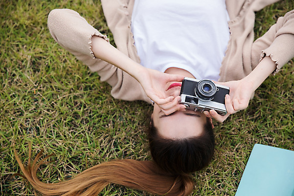 포토 JPG 주간 우먼라이프 공원 여자 휴식 한명 잔디 상반신 20대 성인 야외 앞모습 책 눕기 카메라 사진촬영 한국인 싱글라이프 성인여자한명만 국내포토 자연요소 식물 1 라이프스타일 공공시설 뷰포인트 컨셉 모션 사람 동양인 청년 전자제품 촬영 여자한명만 성인여자만 파일형식