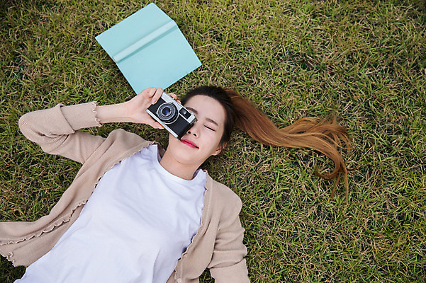 포토 JPG 주간 우먼라이프 공원 여자 휴식 한명 잔디 상반신 20대 성인 야외 앞모습 책 눕기 카메라 사진촬영 한국인 싱글라이프 성인여자한명만 국내포토 자연요소 식물 1 라이프스타일 공공시설 뷰포인트 컨셉 모션 사람 동양인 청년 전자제품 촬영 여자한명만 성인여자만 파일형식