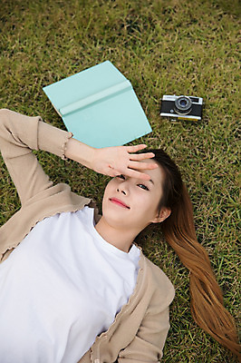 포토 JPG 주간 우먼라이프 공원 여자 휴식 한명 미소 잔디 상반신 20대 성인 야외 앞모습 책 눕기 카메라 한국인 싱글라이프 성인여자한명만 국내포토 자연요소 식물 1 라이프스타일 공공시설 뷰포인트 컨셉 모션 표정 사람 동양인 청년 전자제품 여자한명만 성인여자만 파일형식