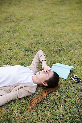 포토 JPG 주간 우먼라이프 공원 여자 휴식 한명 잔디 상반신 20대 성인 야외 옆모습 책 눕기 카메라 눈감음 한국인 싱글라이프 성인여자한명만 국내포토 자연요소 식물 1 라이프스타일 공공시설 뷰포인트 컨셉 모션 사람 동양인 청년 전자제품 여자한명만 성인여자만 파일형식