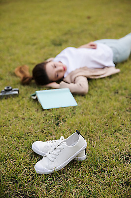 포토 JPG 주간 우먼라이프 공원 여자 신발 휴식 한명 잔디 상반신 20대 성인 야외 옆모습 아웃포커스 눕기 한국인 싱글라이프 성인여자한명만 국내포토 자연요소 식물 1 라이프스타일 공공시설 뷰포인트 컨셉 모션 촬영기법 사람 동양인 청년 여자한명만 성인여자만 파일형식