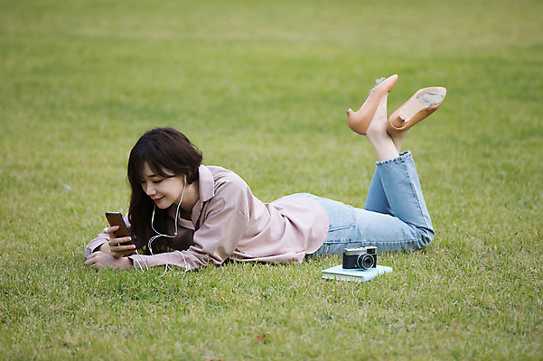포토 JPG 주간 전신 우먼라이프 공원 여자 엎드리기 이어폰 휴식 한명 잔디 성인 야외 옆모습 30대 스마트폰 카메라 음악감상 한국인 싱글라이프 성인여자한명만 국내포토 자연요소 식물 1 라이프스타일 공공시설 뷰포인트 음향기기 컨셉 모션 사람 동양인 장년 전자제품 핸드폰 스마트기기 감상 여자한명만 성인여자만 파일형식